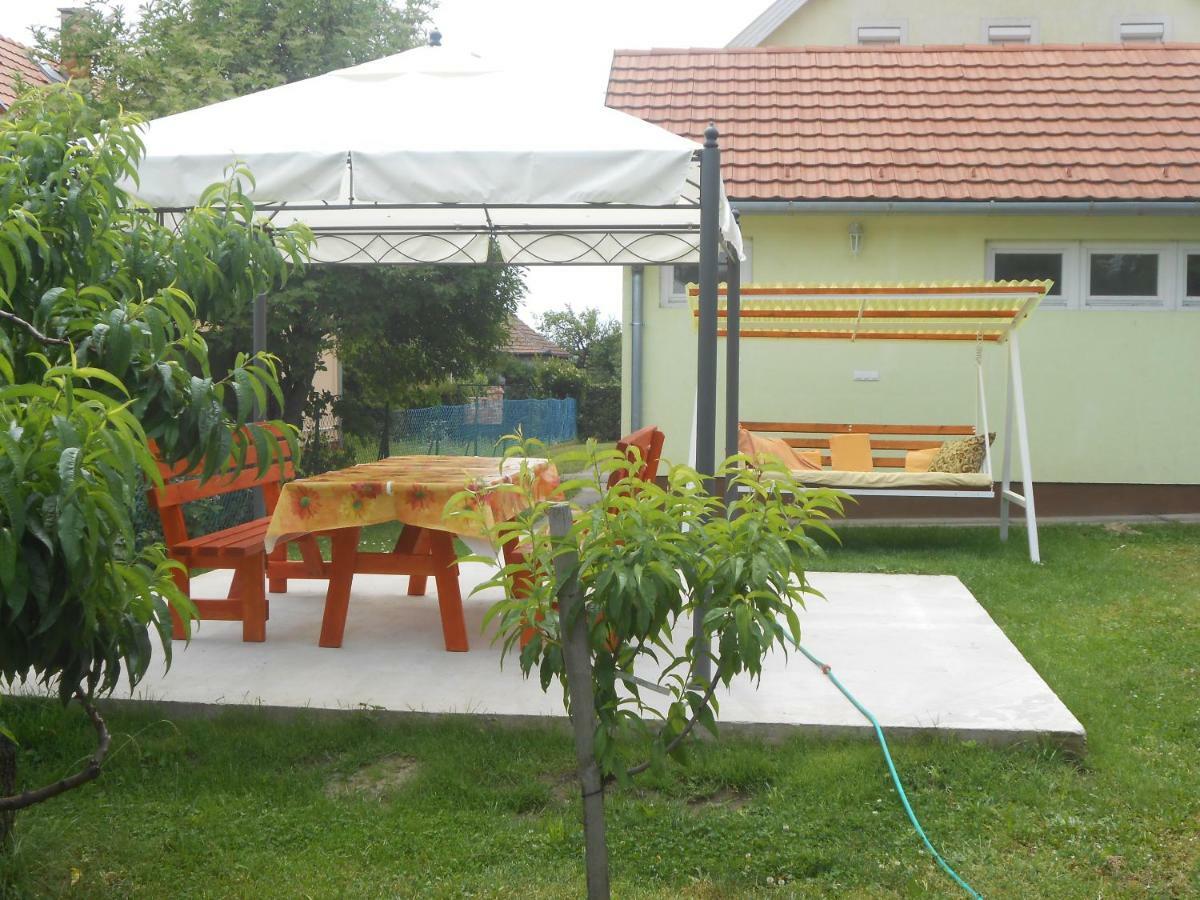 Nora Apartman Apartment Balatonfuzfo Exterior photo